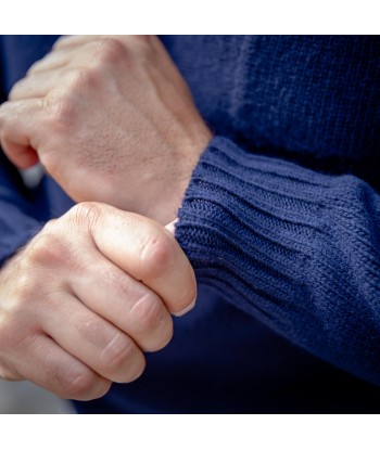 Pull col roulé bleu marine laine et cachemire est présent 