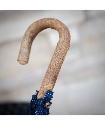 Parapluie bleu marine à pois blanc Les êtres humains sont 