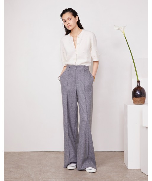 Pantalon rosa ouvre sa boutique